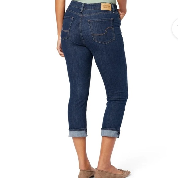 Signature by Levi Strauss & Co. Women's and Mid Rise Capri Jeans Size: 2 W26 - Picture 2 of 8